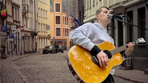 Песни на русском на улицах Риги: музыкантов ожидают новые правила?