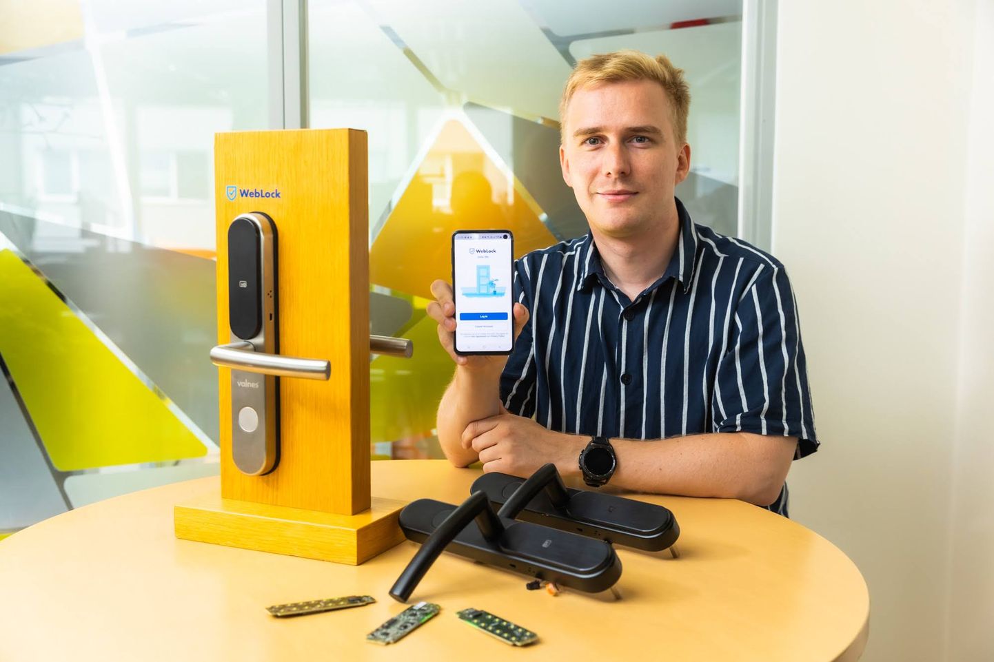 Krakuli elektroonikainsener Erki Koplimets tutvustab Valnese nutilukkudele disainitud elektroonikalahendust