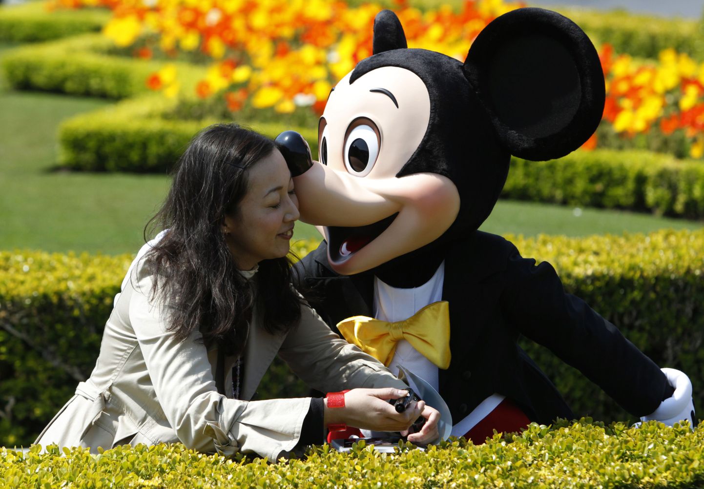 Miki Hiir eile taasavatud Tokyo Disneylandis jaapanlannat lohutamas.