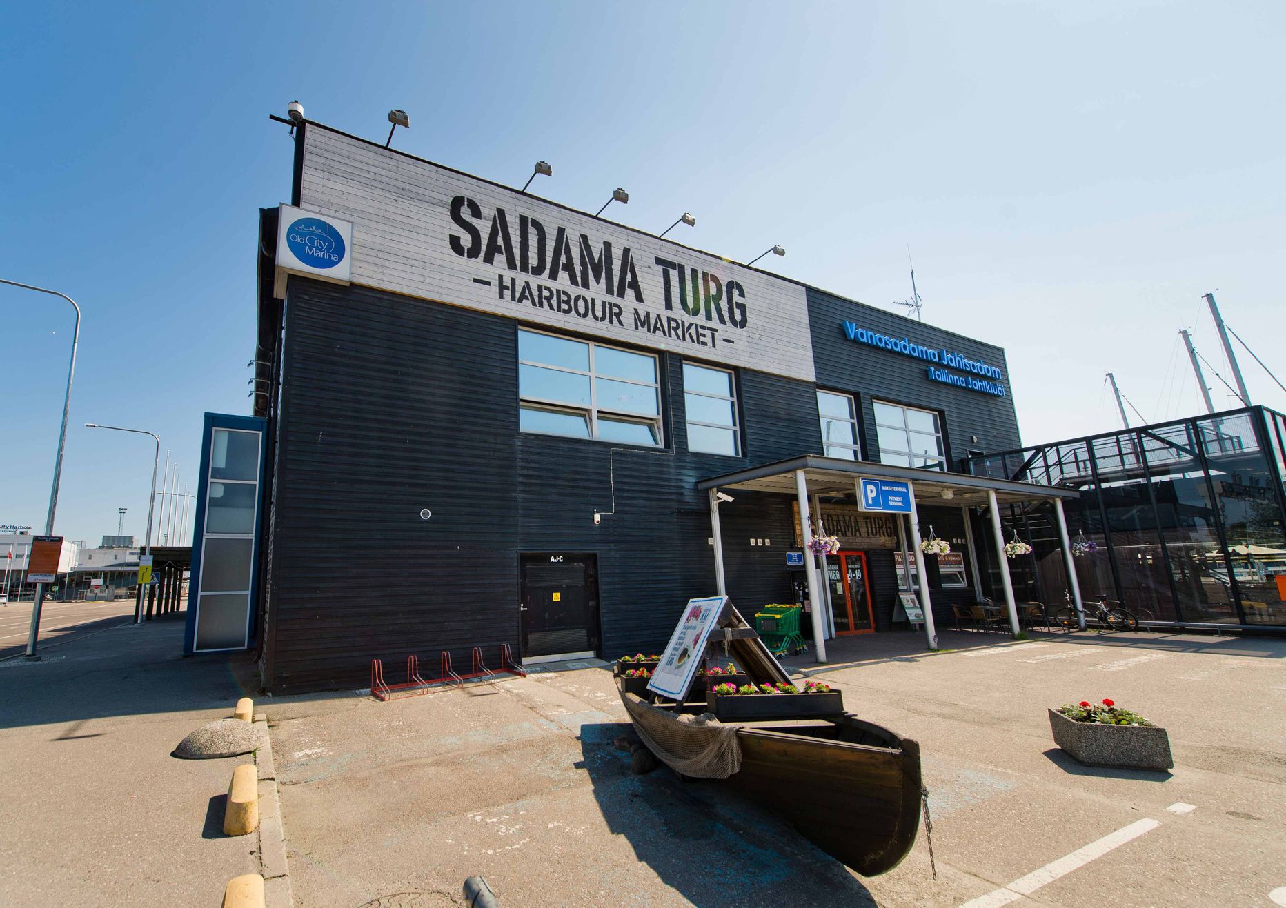 Sadama Turg начинал свою деятельность в качестве хуторского рынка, но, перейдя в собственность Керсти Маурер и Рихо Маурера, перспективные торговые площади были преобразованы в одну из составляющих специализирующейся на продуктовых магазинах торговой сети Aldar, алкогольный отдел которой достиг масштабов настоящего алкогольного торгового ряда.