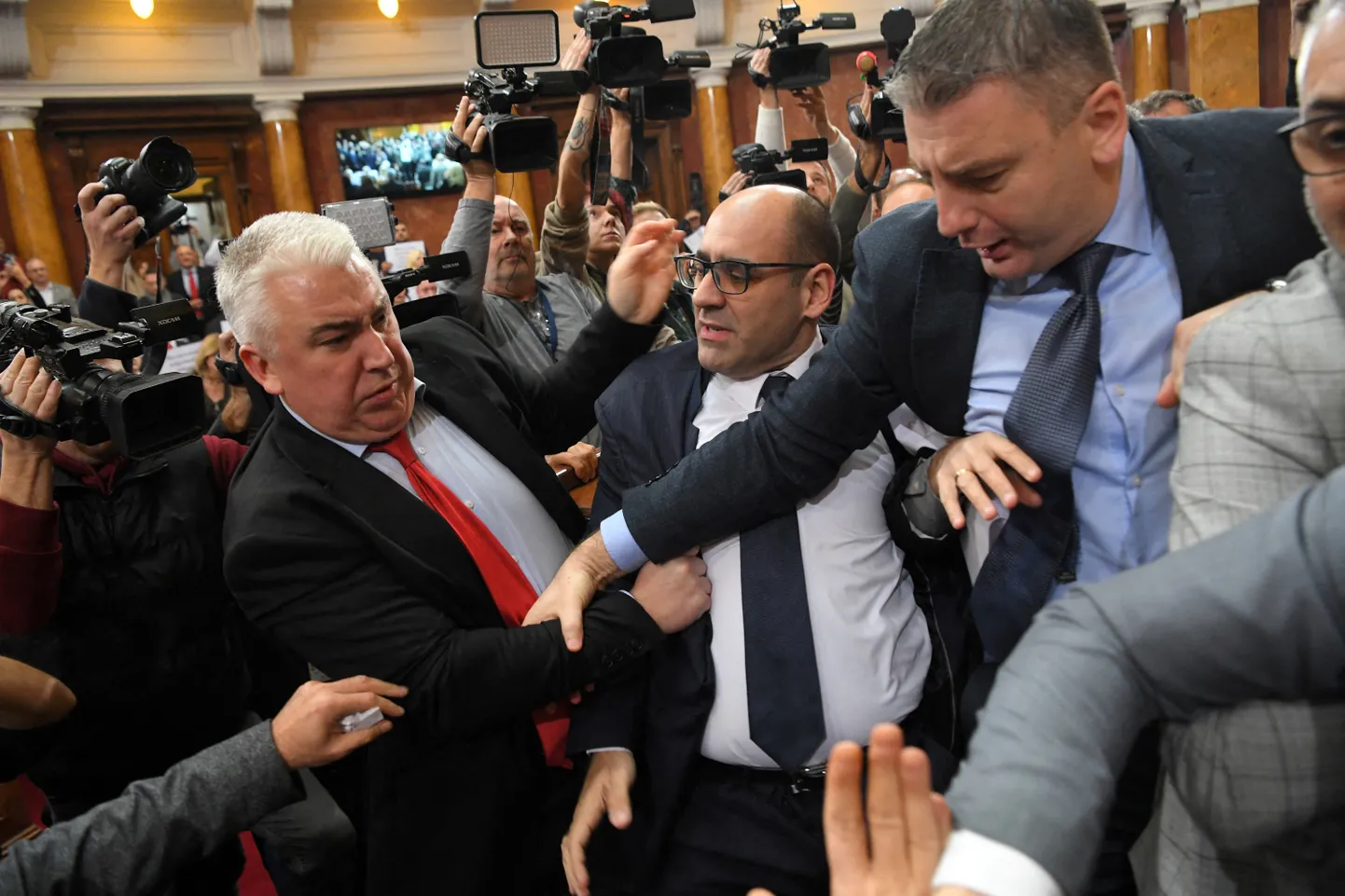 "Asinis ir uz jūsu rokām." Serbijas parlamentā sakaujas valdošās partijas un opozīcijas pārstāvji