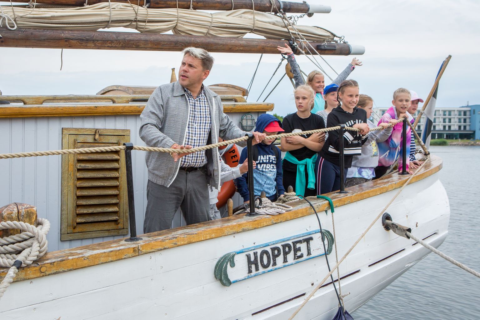 Kuunari Hoppet kipper Pekka Rooväli on lastele merereise korraldanud juba mitu aastat, kuid sel suvel võetakse merehariduse andmine ette juba kindla plaani järgi.