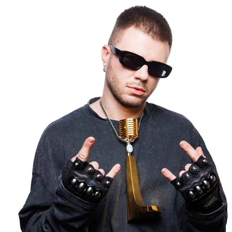 rolands če pēc Latvijas Mūzikas ierakstu Gada balvas "Zelta Mikrofons'23" apbalvojuma saņemšanas kategorijā "Hiphopa mūzikas albums" par albumu "visurgājējs".