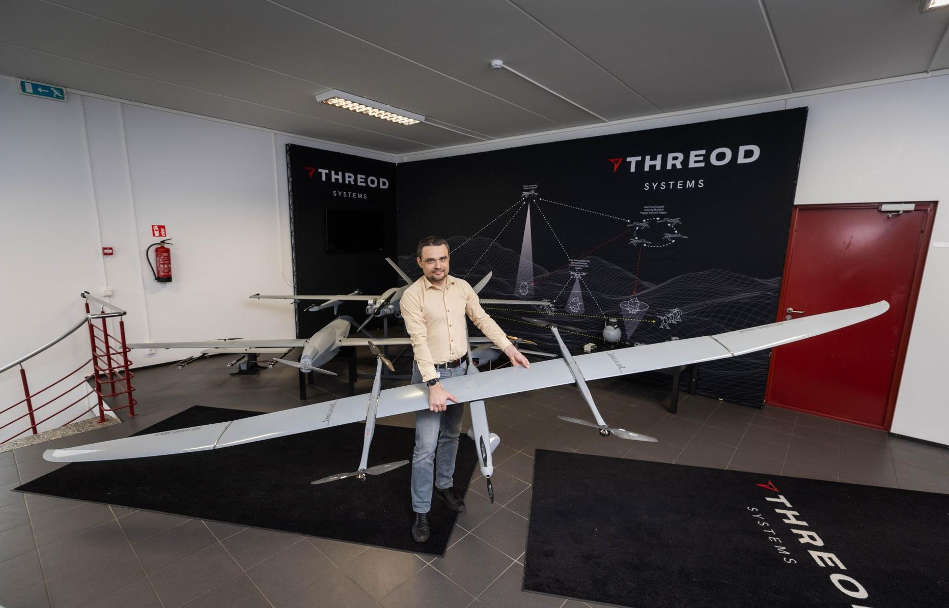 Eesti ettevõte Threod Systems on läkitanud Ukrainasse üle poolesaja vaatlusdrooni, mis suudavad õhus püsida kuni kolm tundi ja lennata 50 kilomeetri kaugusele. Luuredroone tootva Threod Systems juht Arno Vaik.