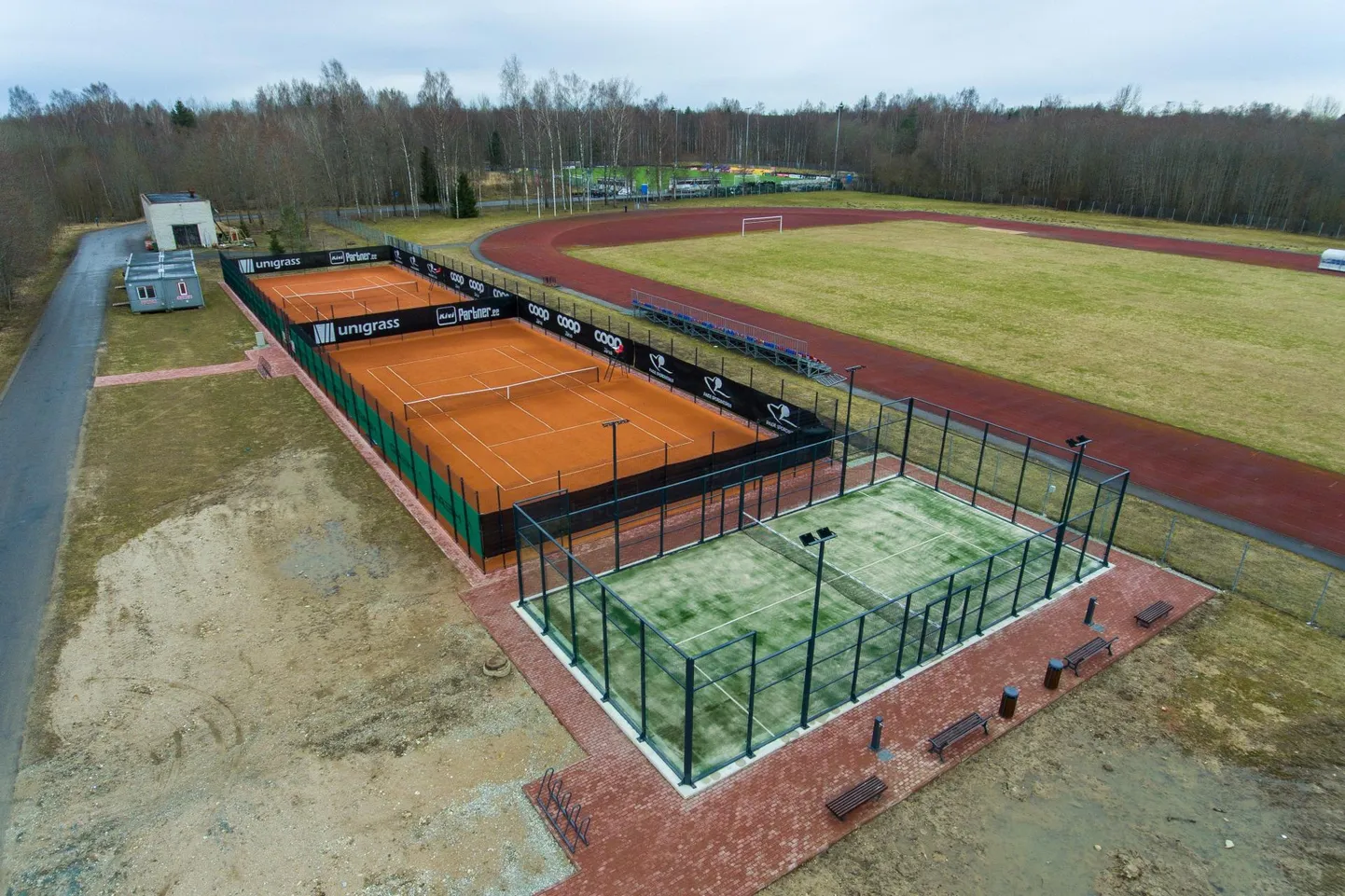 Tennise- ja padelväljak asuvad Paide linnastaadioni kõrval ja ootavad kasutajaid.