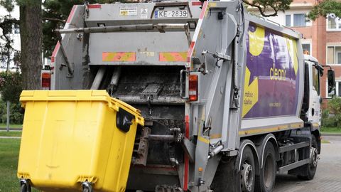 "CleanR" un pašvaldība apmainās pārmetumiem par atkritumu konteineru krīzi Jelgavas novadā