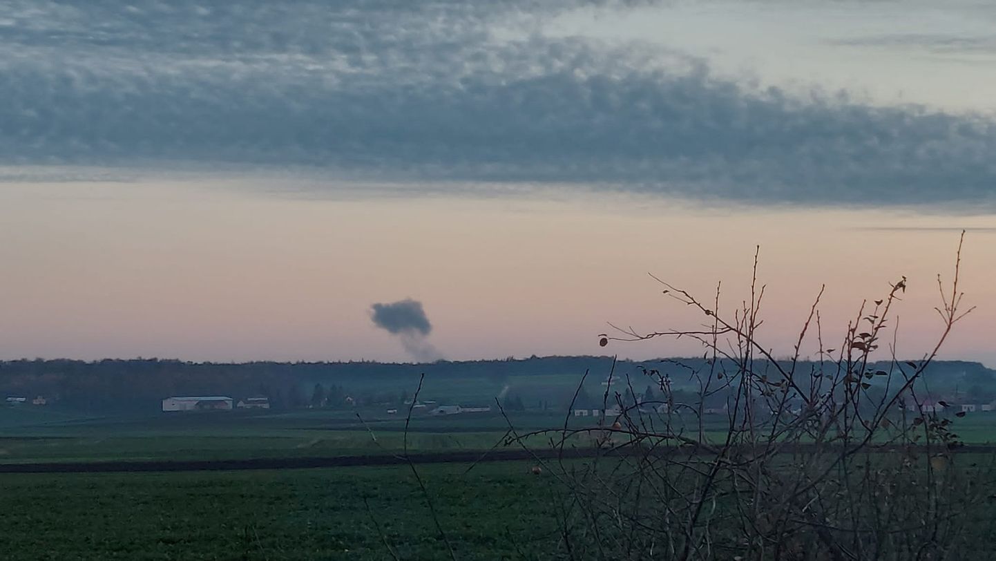 Sellel sotsiaalmeediast saadud pildil on näha kauguses tõusev suits, mille on põhjustanud kaks raketiplahvatust Poolas Ukraina piiri lähedal Nowosiolkis 15. novembril 2022.