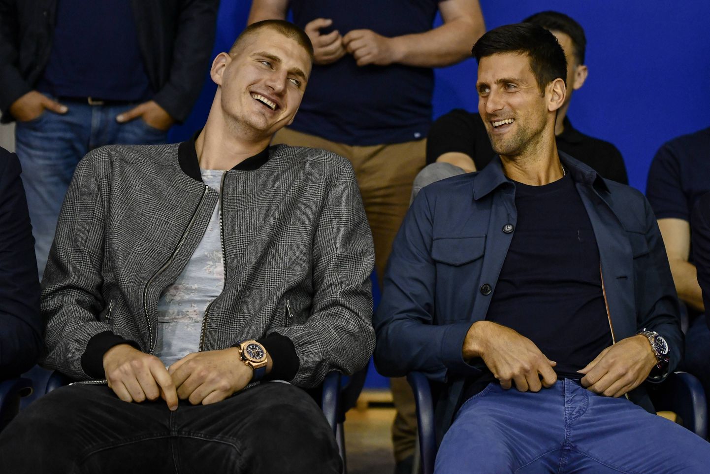 Nikola Jokic (vasakul) koos Novak Djokoviciga (paremal) koroonapausi ajal Belgradis aega veetmas.