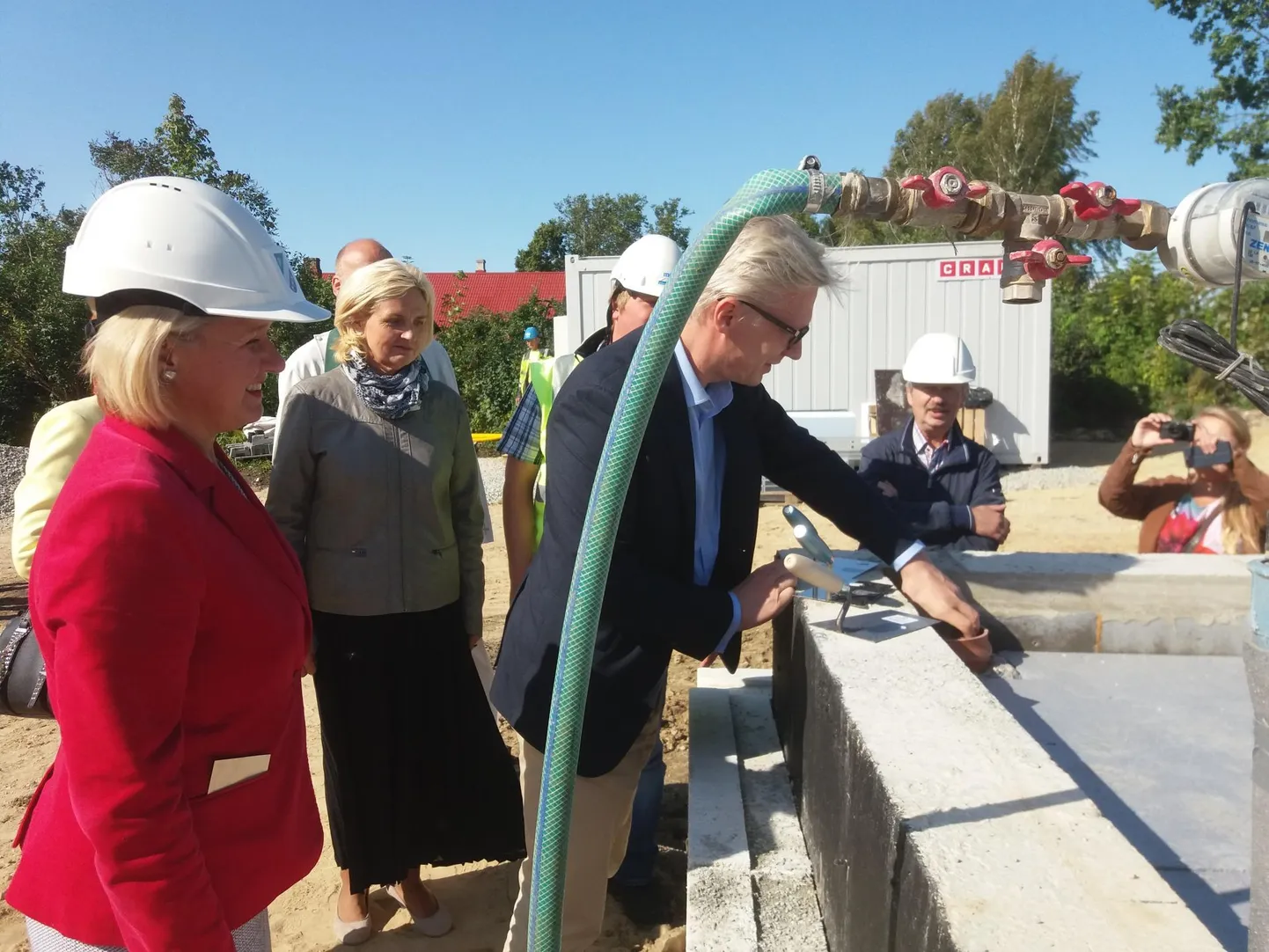 Kadrina tervisekeskuse nurgakivi pani vallavanem Kairit Pihlaku (vasakult) ja perearst Laili Konisti valvsa pilgu all paika endine vallavolikogu esimees Jaanus Reisner.