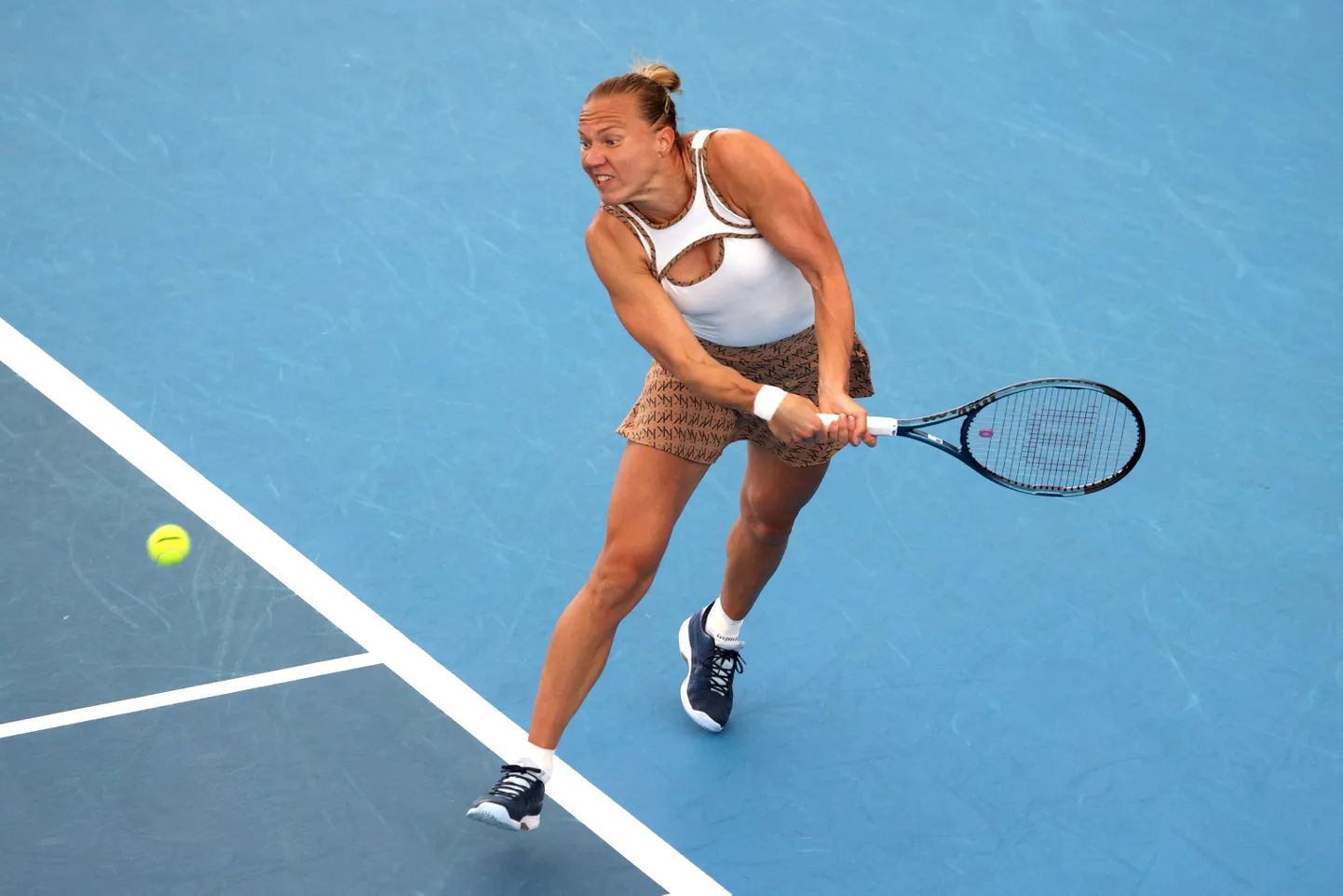 Kaia Kanepi mängimas Adelaide'i turniiril Marketa Vondroušova vastu.