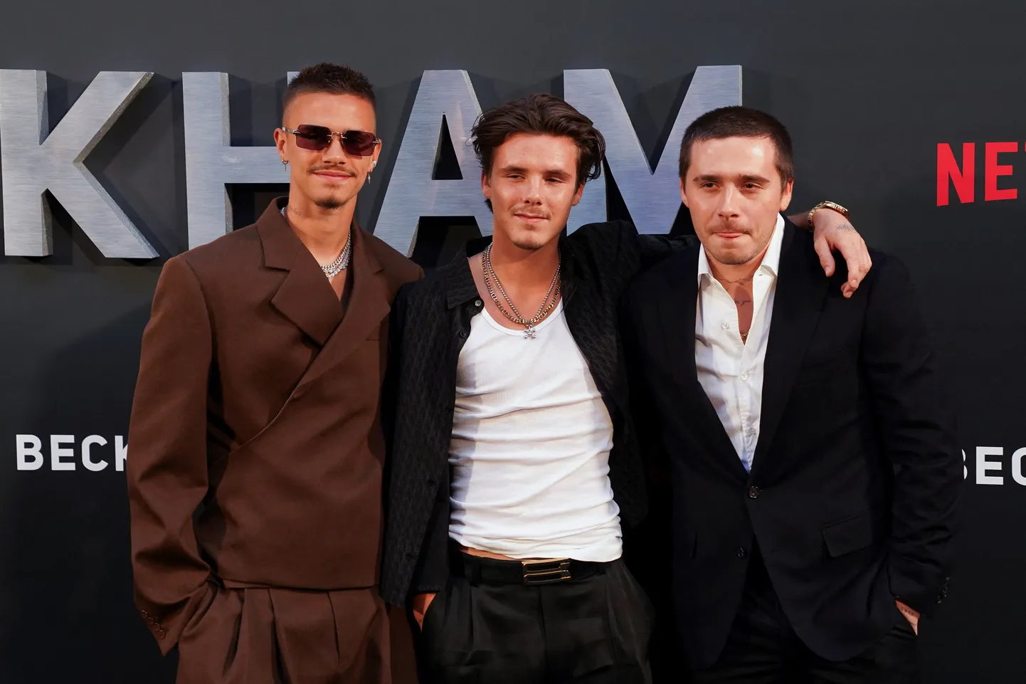 Vasakult: David Beckhami pojad Romeo, Cruz ja Brooklyn Beckham 2023. aasta 3 oktoobril Londonis Netflixi dokumentaalfilmi "Beckham" esilinastusel.