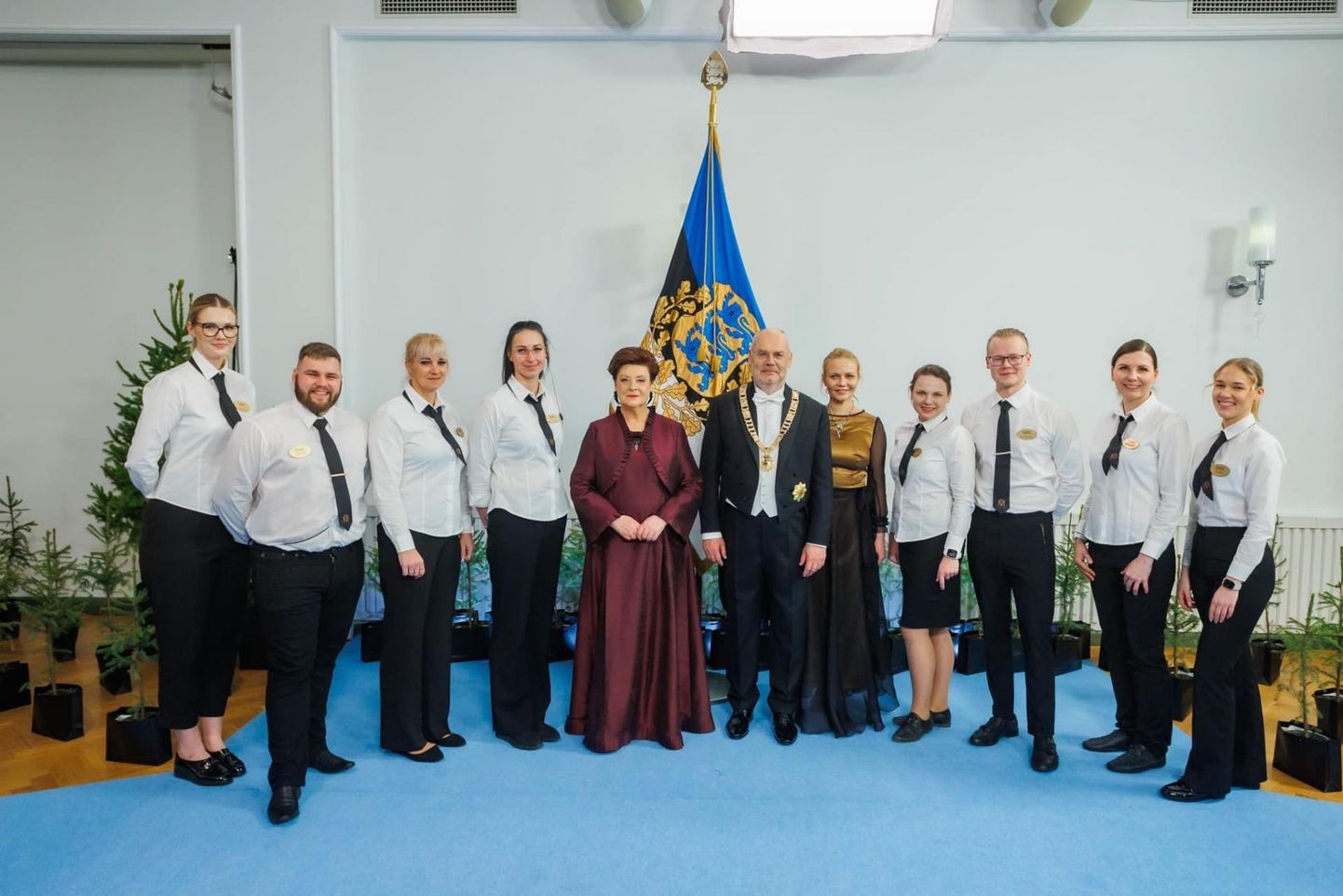 President, presidendiproua ja Moe tiim riigi aastapäeval Estonias.