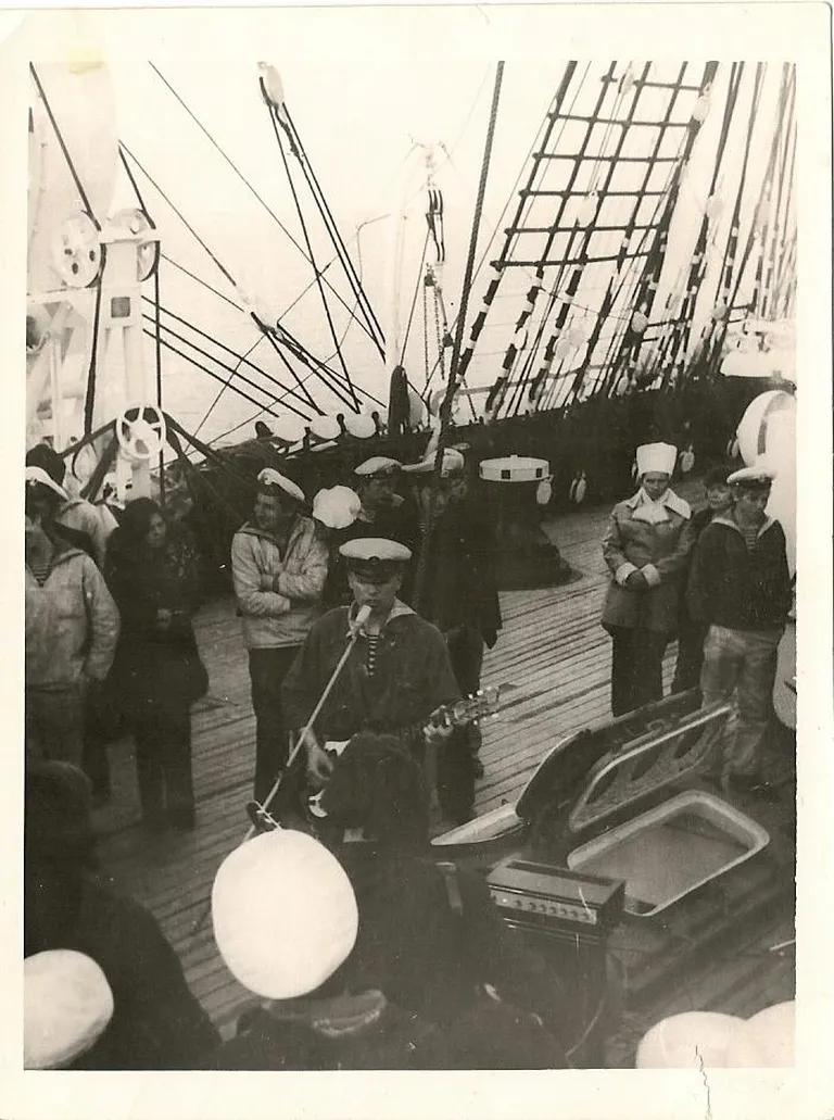 Tiit Jõgi 1977. aastal Krusensternil laulmas.