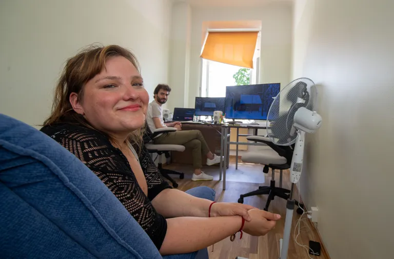 Režissöör ja stsenarist Anna Hints ning monteerija Qutaiba Barhamji panid «Savvusanna sõsaraid» osaliselt kokku suvel 2021 Tartu loomemajanduskeskuses.