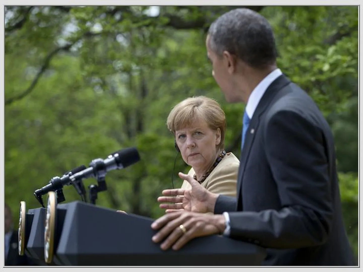 Angela Merkel eilsel pressikonverentsil Barack Obama poole vaatamas.