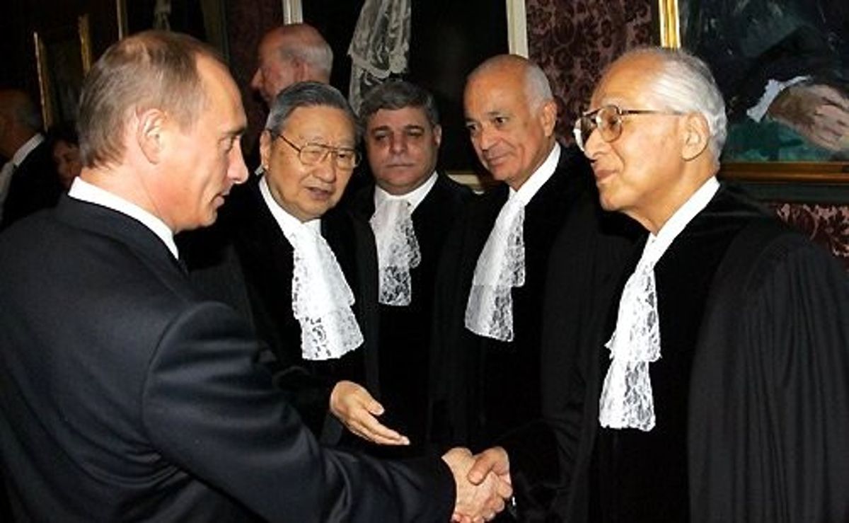 Владимир Путин знакомится с судьями в Гааге. Штаб-квартира Международного Суда Организации Объединенных Наций, Дворец Мира, Гаага, Нидерланды, 2 ноября 2005 года.