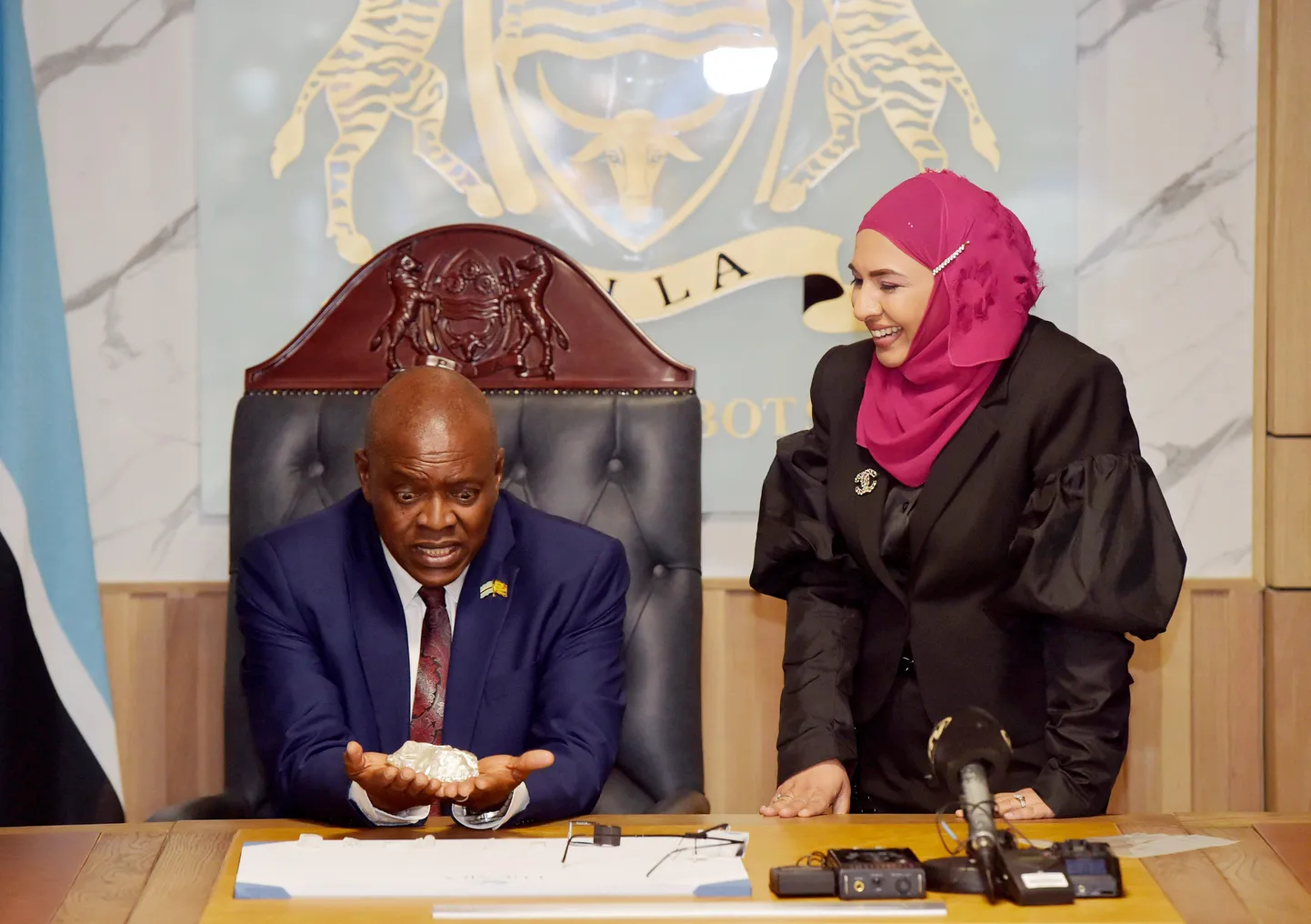 Botswana president Mokgweetsi Masisi (vasakul) hoiab 2492-karaadist teemanti, mis avastati Karowe teemandikaevandusest Põhja-Kesk-Botswanas, Gaborones. 22. august 2024. Lucara Diamond Corp. teatas teemandi avastamisest kolmapäeval. See on suurim teemant, mis on Botswanas kunagi avastatud, ja suuruselt teine maailmas.