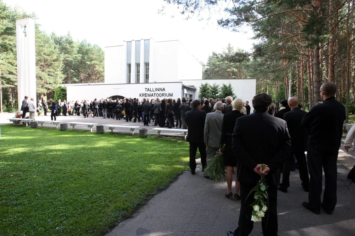 Revo Jõgisalu saadeti viimsele teekonnale Pärnamäe kalmistu krematooriumis.