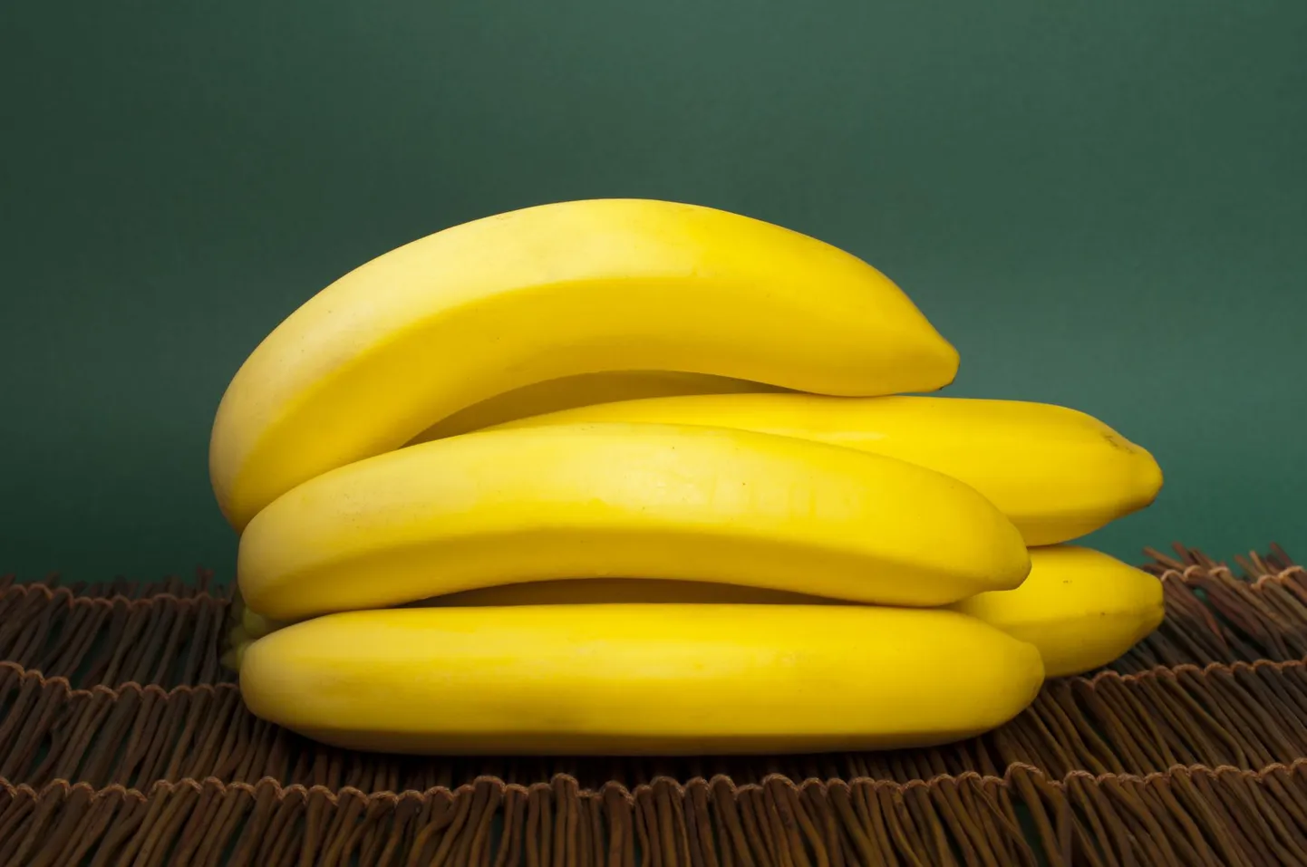 Banaan: see magus ja mahe vili sisaldab tublisti kaaliumi, mida on vaja lihaskontraktsiooniks. Veel on banaanis bromelaani, mis aitab toota testosterooni.