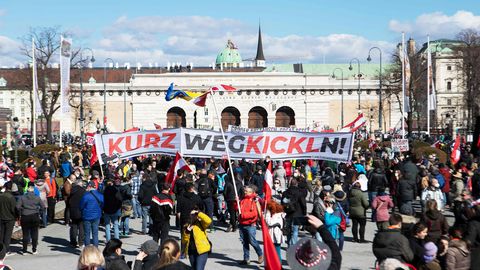 Тысячи человек в Вене протестовали против обязательной вакцинации от COVID-19