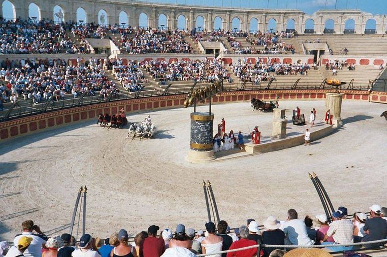 Sellised võisid välja näha Vana-Rooma kaarikuajamise võistlused. Fotol võiduajamiste rekonstruktsioon Prantsusmaal Puy du Fous