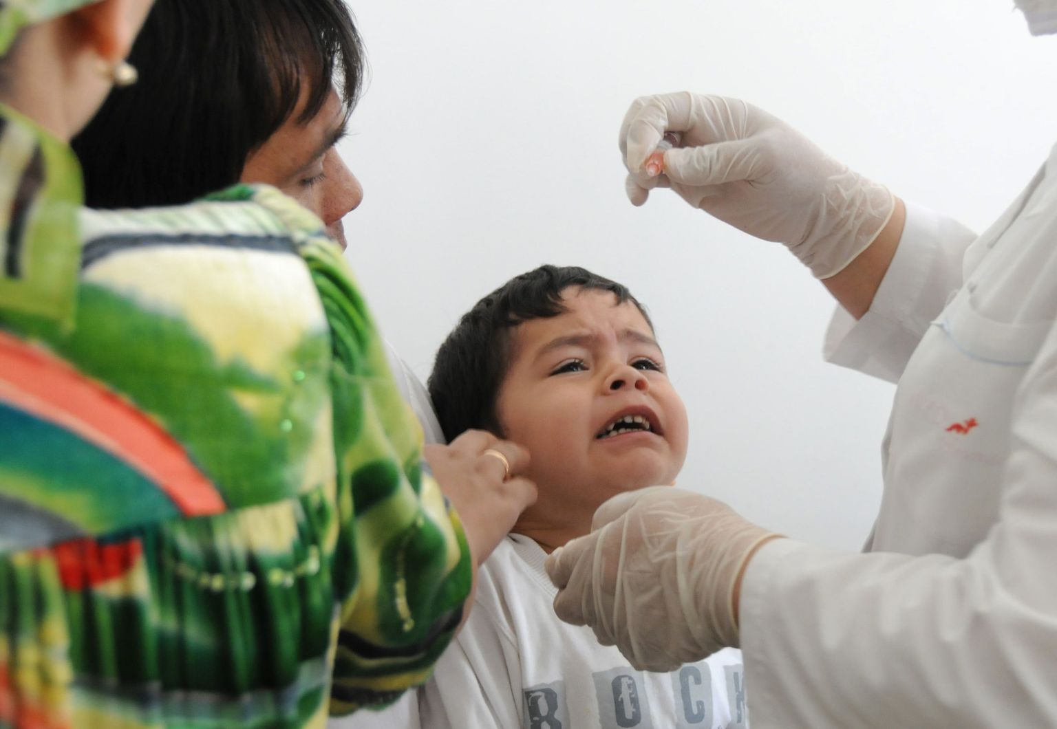 Tadžikistani poissi vaktsineeritakse lastehalvatustõve vastu.