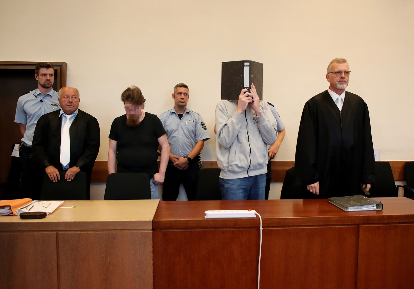 Andreas V. (paremalt teine) koos oma advokaadi Johannes Salmeniga ning Mario S. (vasakult kolmas) koos oma advokaadi Jürgen Bogneriga Detmoldis kohtusaalis.