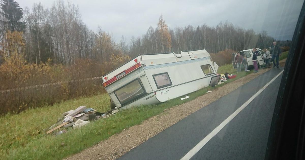 Haagissuvila maandus kraavis kummuli