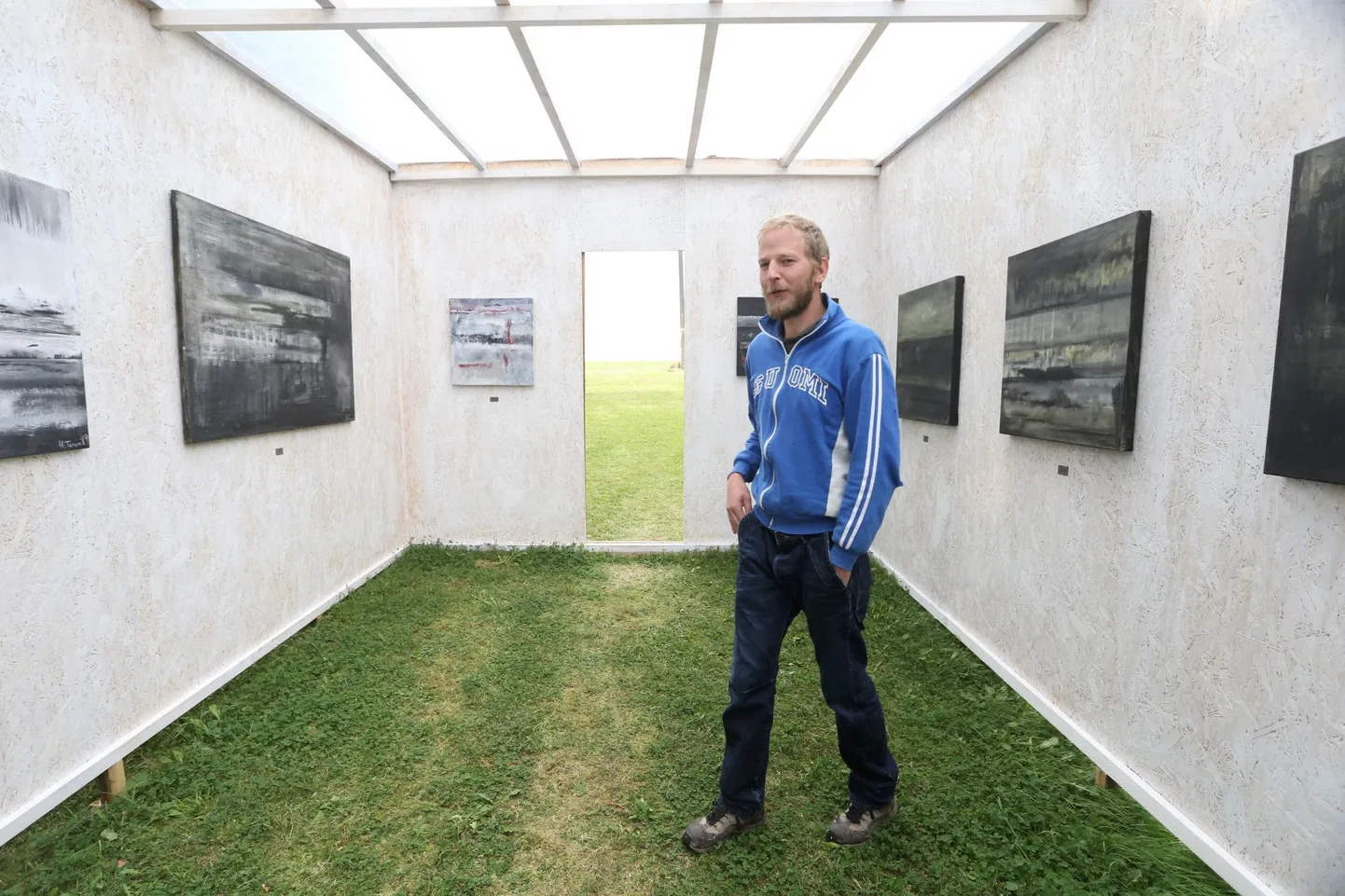 Vabakutseline kunstnik Hando Tamm tegi Äksi alevikku galerii, et välja panna oma 15. isikunäitus. Esimene neist oli aastal 2000 Sebra galeriis Tartus. Näitustel esinemist alustas ta 20 aastat tagasi ja Tartu ülikooli maaliosakonna lõpetas 15 aastat tagasi.
