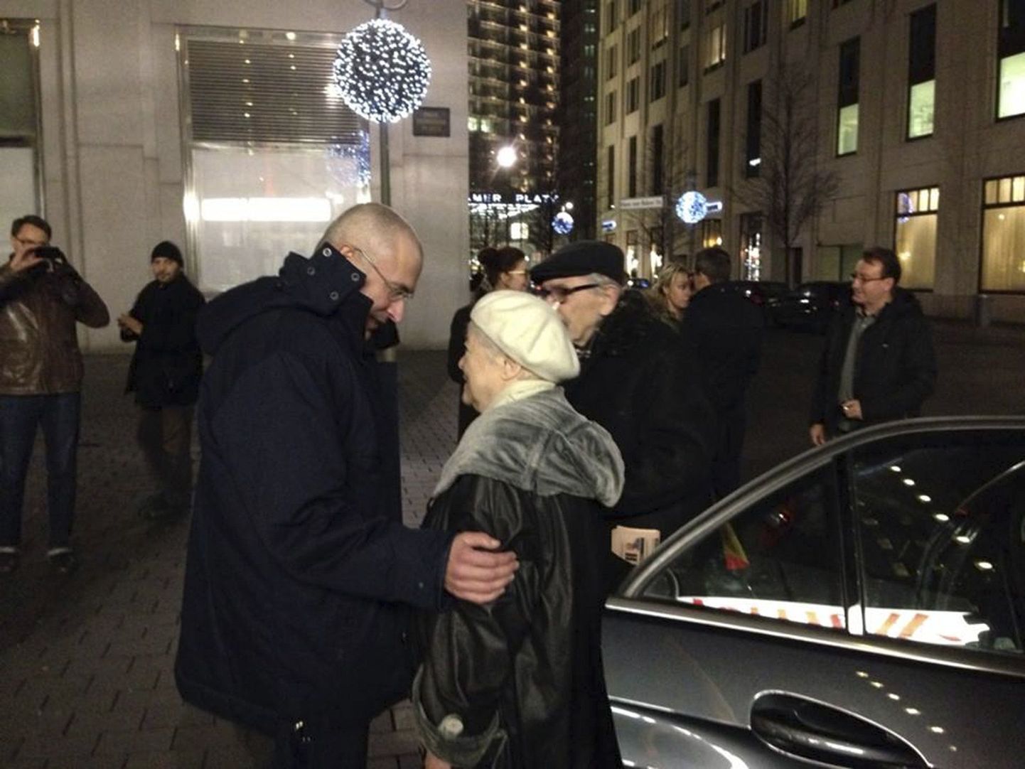 Eile kohtus vabastatud Mihhail Hodorkovski (keskel) oma ema Marina ja isa Borisiga (paremal).