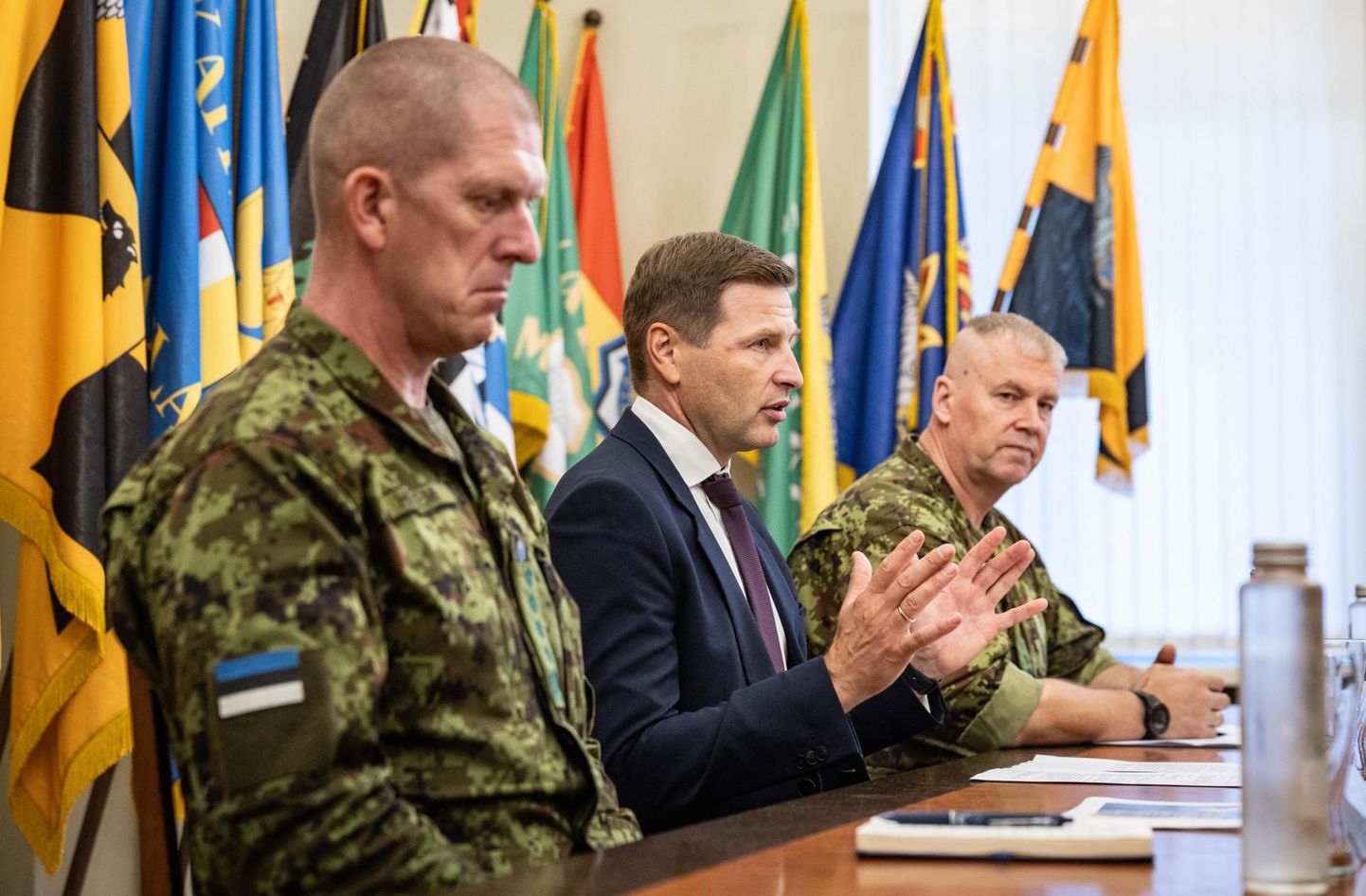 Kaitseministri sõnul oli pärast Ukraina sõja algust ilmselge, et ka Eesti peab oma kaitsevõimekust tõstma. Pildil (vasakult) Martin Herem, Hanno Pevkur ja Riho Ühtegi.