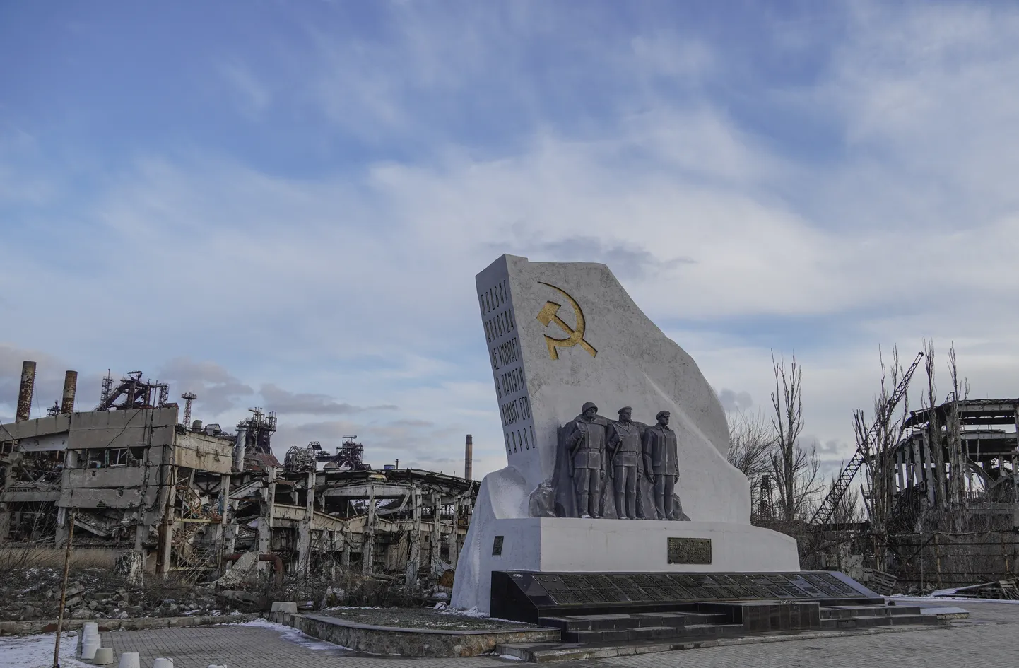 Taastatud nõukogude monument Mariupolis Azovstali terasetehase varemete juures.