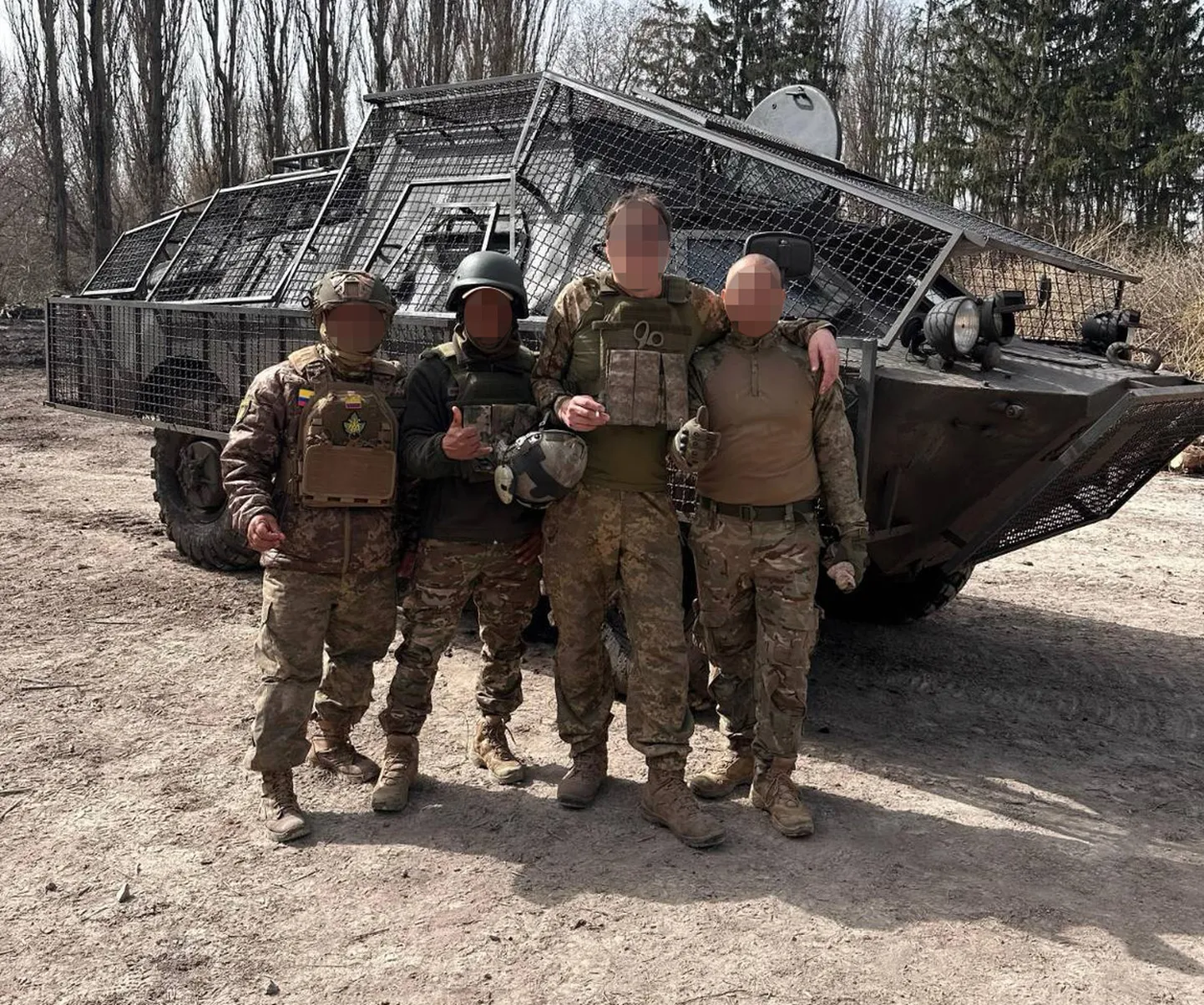 Eestlasest Ukraina armee sõdur kutsungiga Martin (kõige pikem) väljaõppel Kiievi oblastis koos oma üksusekaaslastega. Kaks vasakpoolsemat on kolumbialased. Taga paistab soomuk, mis on kaitseks enesetapudroonide vastu kaetud metallvõredega.