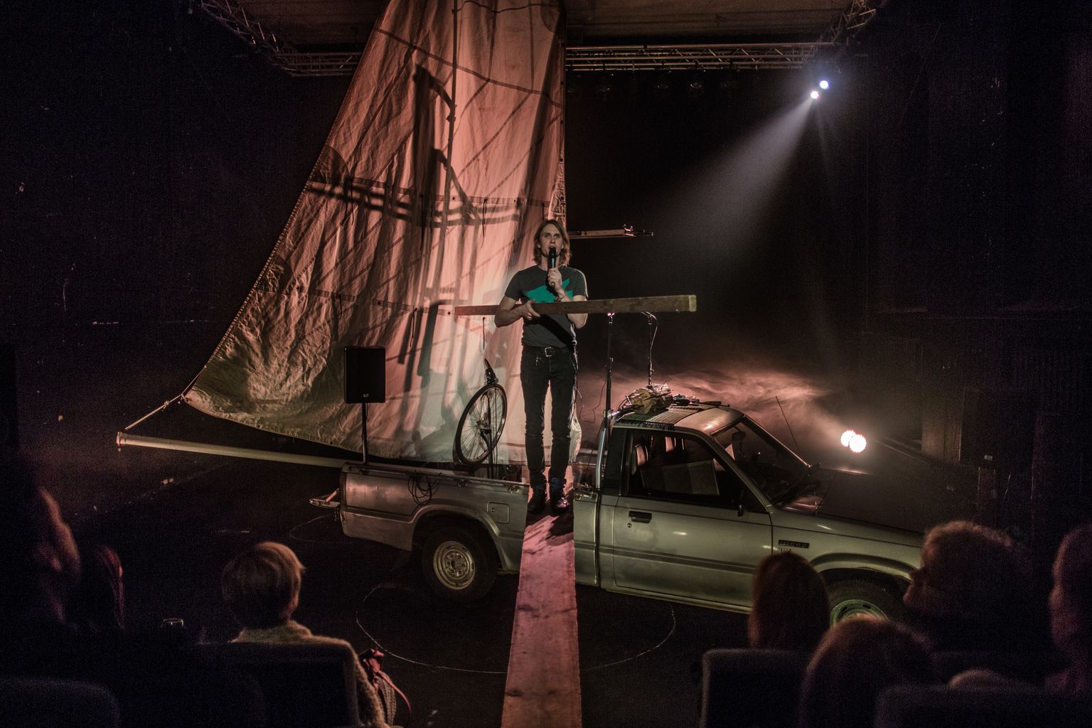 Muusik Silver Sepp on toonud oma lavastusse Tartu Uues Teatris purjega auto.