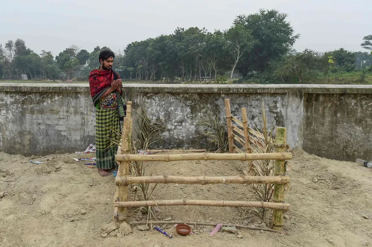Mukul Seikh palvetamas oma ema, Bangladeshi endise prostituudi Hamida Begumi haual