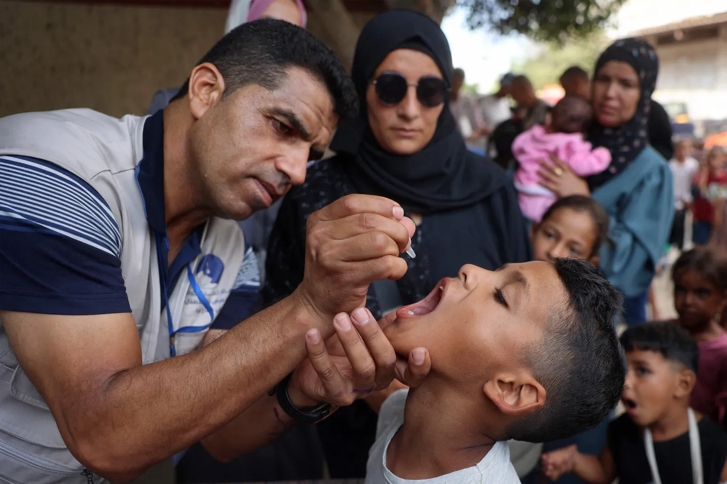 Tervishoiutöötaja manustab Gaza sektori keskosas Zawaydas asuvale Palestiina lapsele lastehalvatuse vaktsiini 1. septembril 2024. aastal.