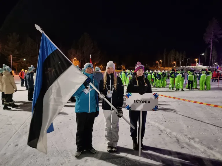 Arlet Levandi (vasakul) ja Lissel Raun (keskel) noorte olümpiafestivali avamisel.