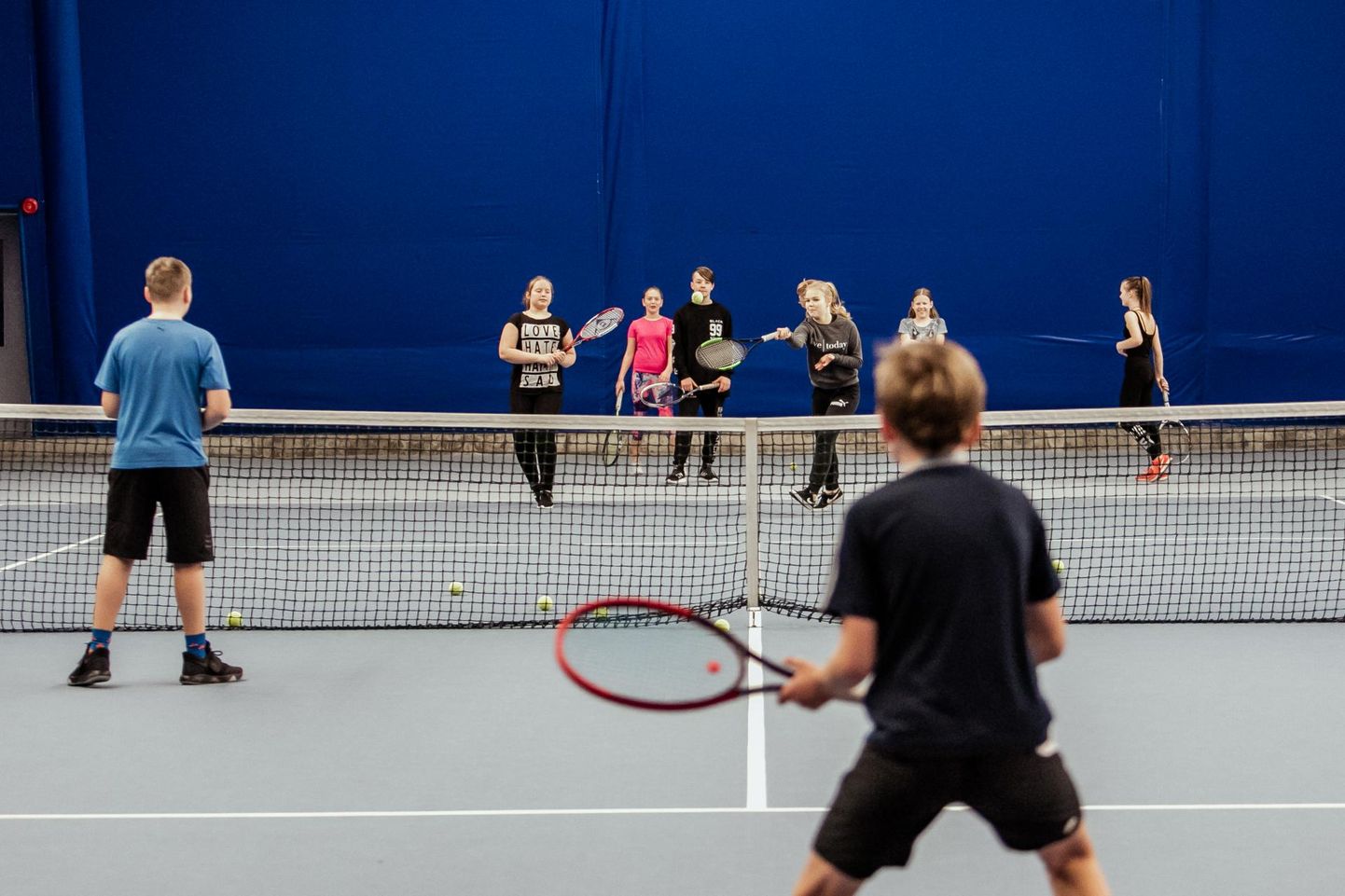 Raeküla kooli spordiklassides on võimalik õppida tennise või jalgpalli eriala, suurt tungi spordiklassidesse aga ei ole.
