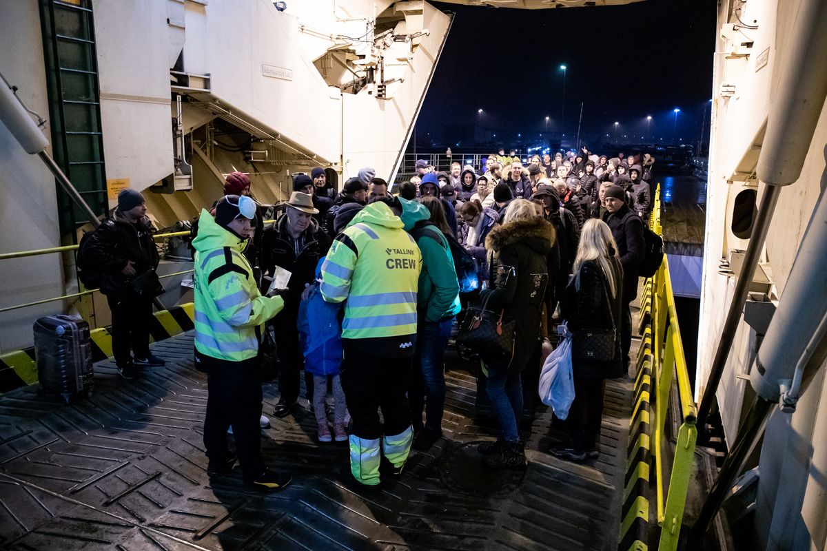 "Valgele laevale". Sassnitzist Tallinki laeva Romantika pardale saabujad. Saksamaalt toodi ära sadu Euroopasse lõksu jäänud eestlasi. 18.03.2020.