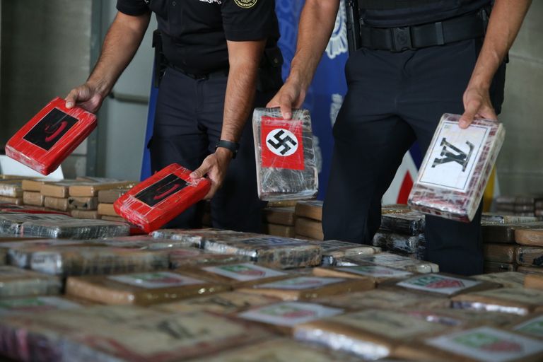Politseinikud esitlesid uimastipakke, millel ilutsesid kuritegelike ühenduste logod.