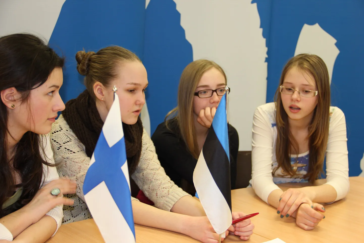 Pärnu ja Vaasa noorte Skype'i vahendusel toimunud viktoriiniks kogunes Pärnu võistkond ühisgümnaasiumis.