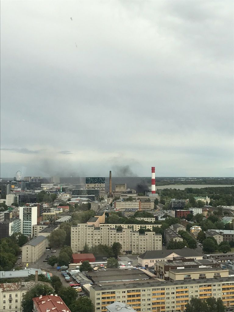 За Таллиннским автобусным вокзалом образовались столбы черного дыма.