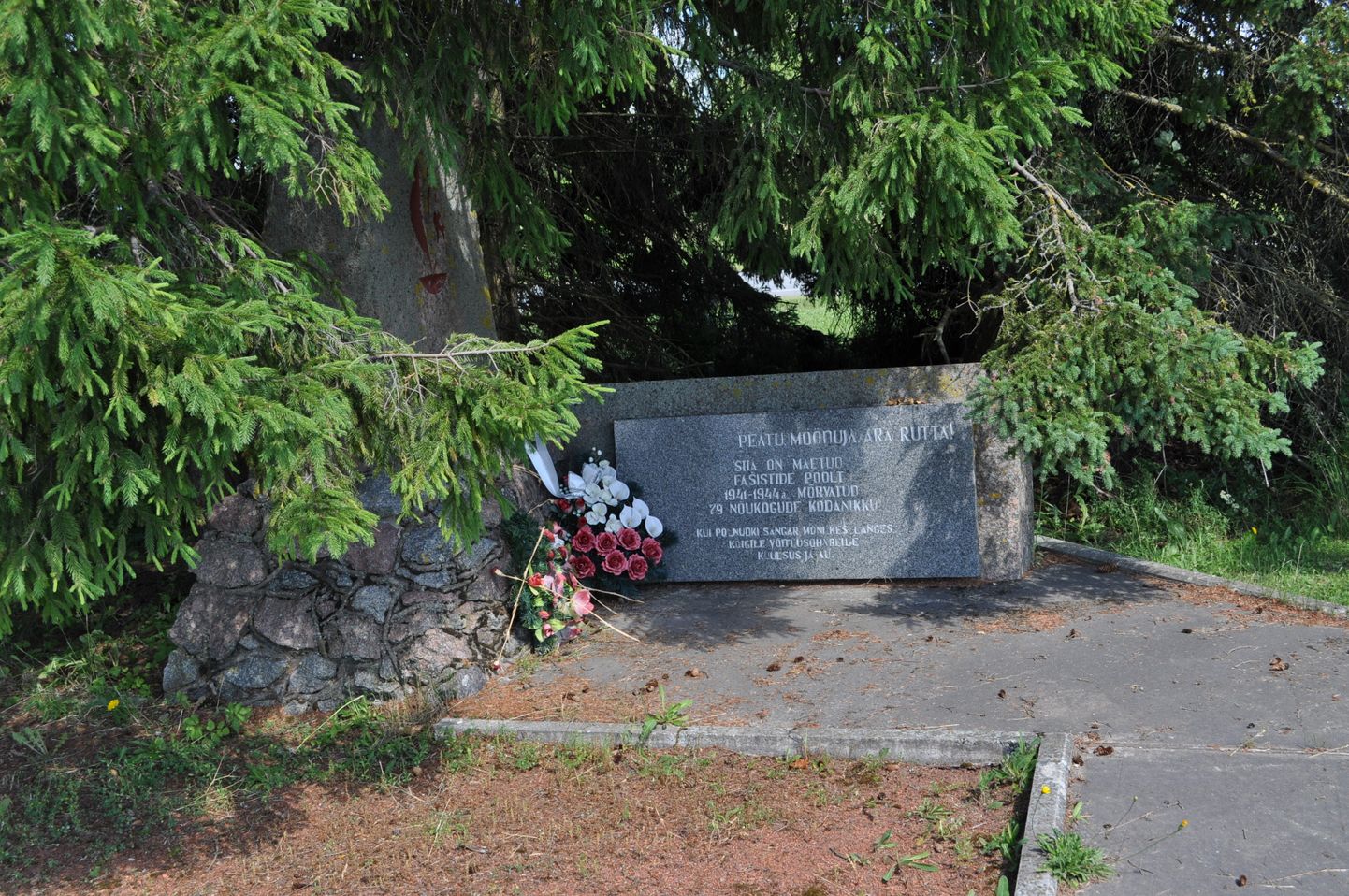 Волостное собрание считает правильным перезахоронить останки из братской могилы в центре Ийзаку на кладбище.