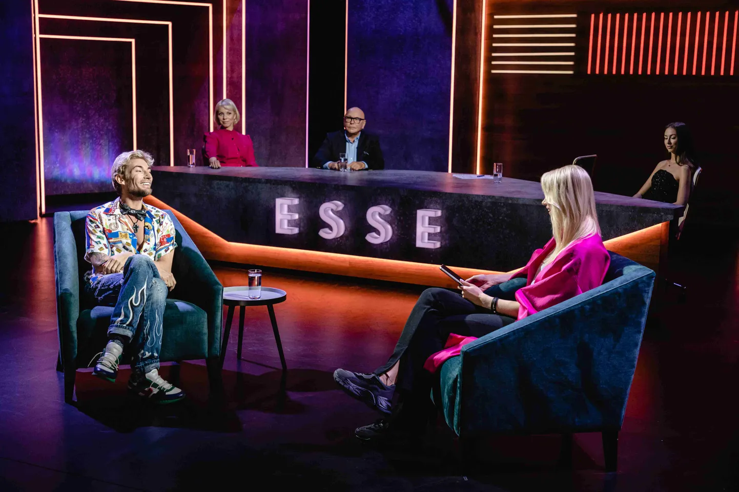 Kanal 2 saates «ESSE» arutlevad ilukultuse ja plastikakirurgia teemadel sotsiaalmeediastaar Anita Sibul, ajakirjanik Marian Võsumets, ilukirurg Peep Pree ja Marco Tasane.