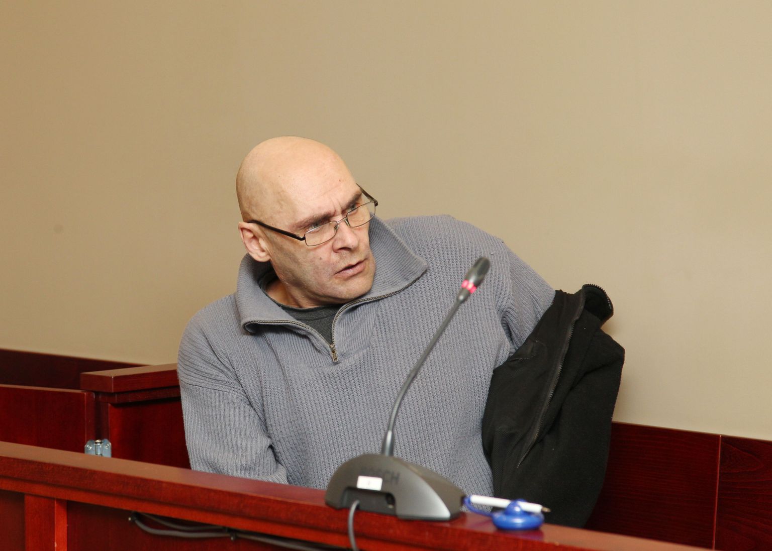 Mõrvas süüdistatav Andres Kuutok Tartu kohtumajas.