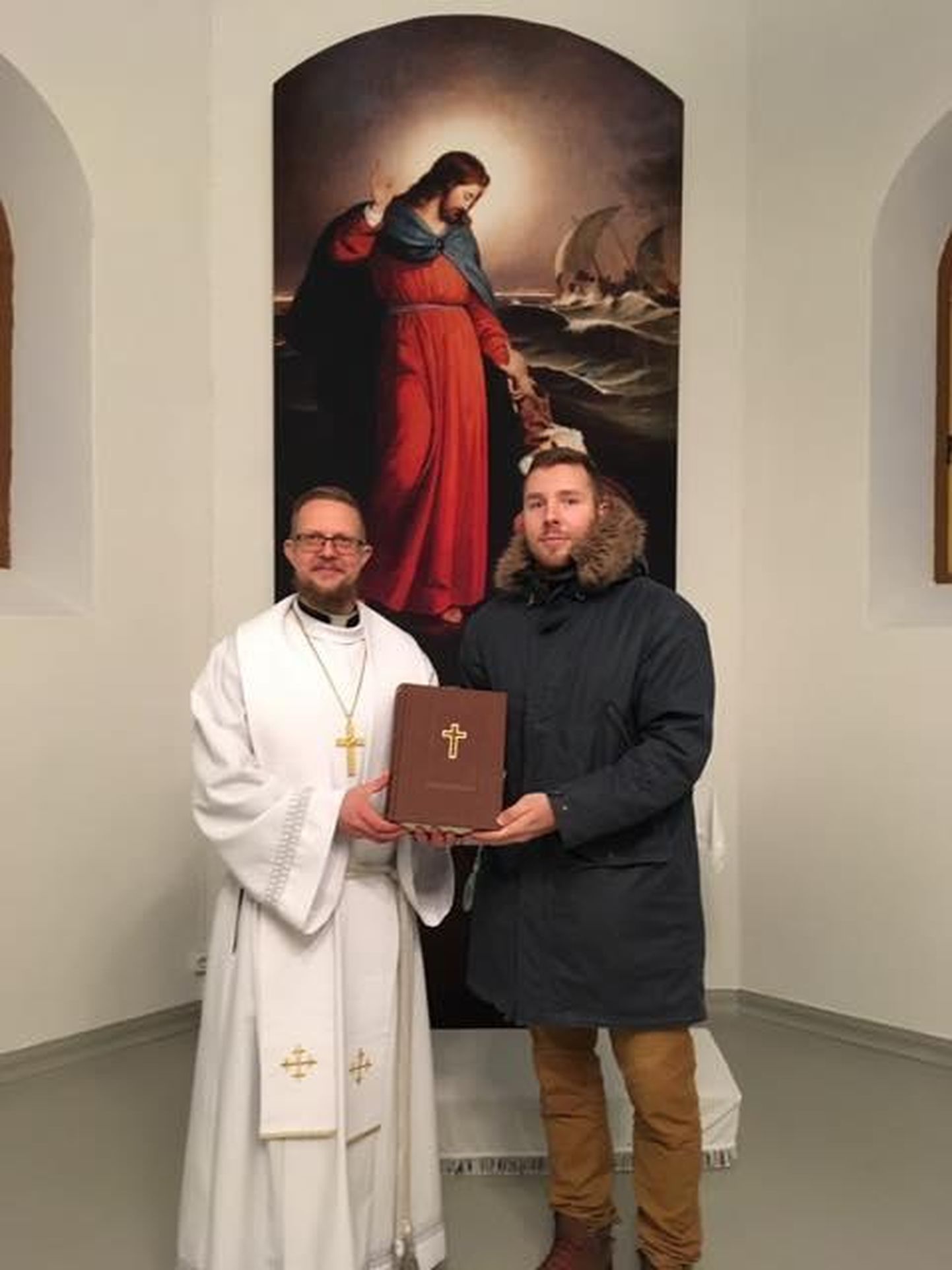 Tauno Toompuu (vasakul) ja Mario Luik hoiavad altaripiiblit, mida Vainupea kabelil pikka aega ei olnud.