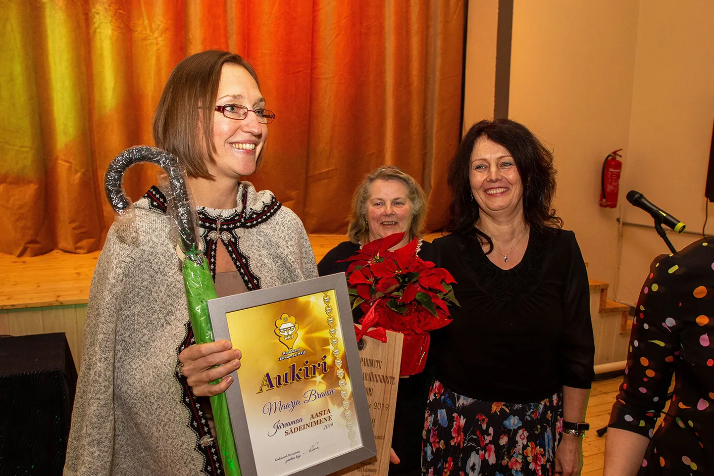 Aasta sädeinimene Maarja Brause (vasakul) tänab esimesena oma abikaasat Edgarit, kes kõik tema hullused kaasa tegi ja ära kannatas.