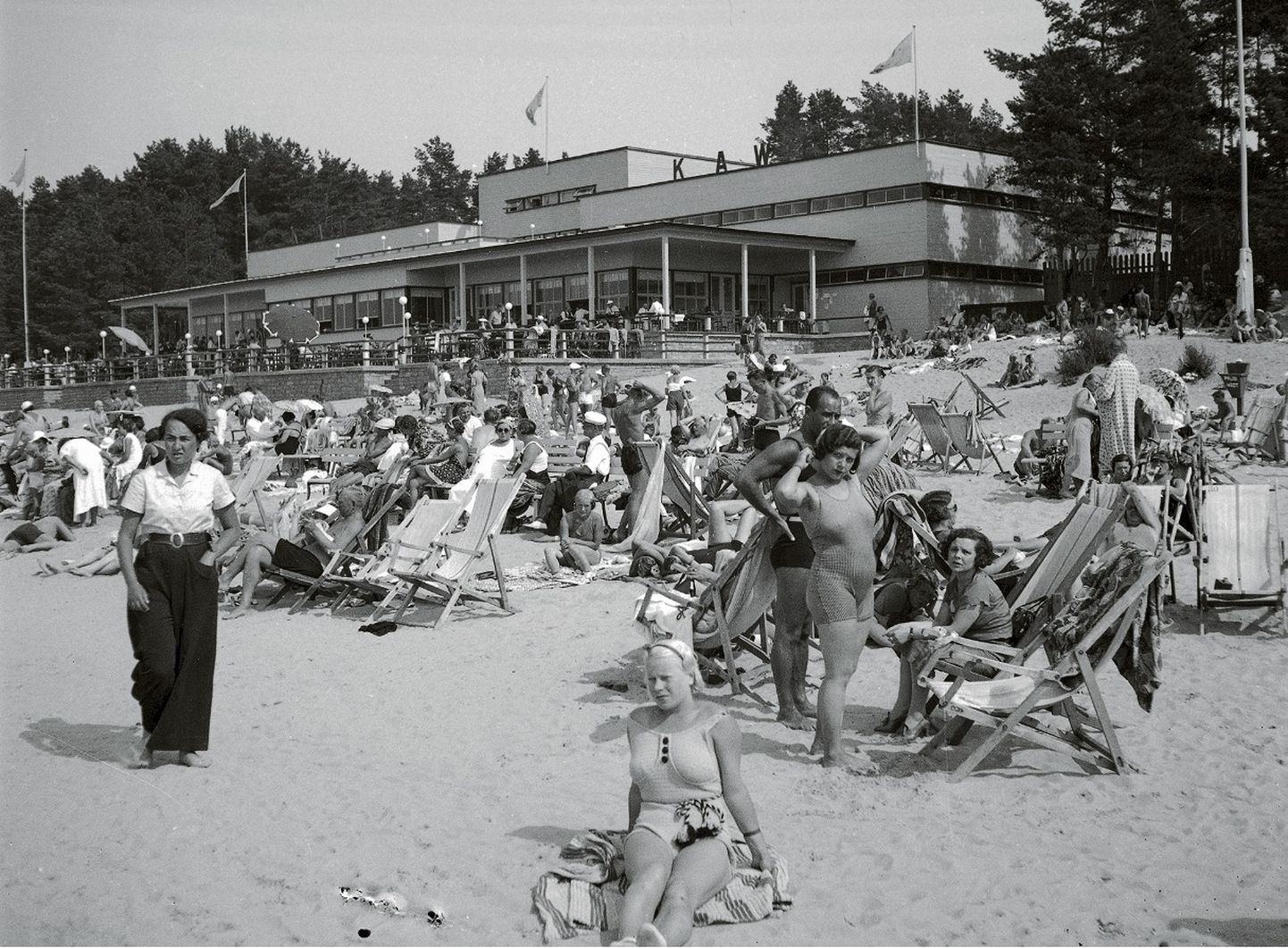 Puhkajad uue paviljoni ees, 1938.