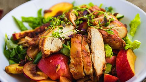 Летний салат: Юбилейный куриный шашлык с салатом из персиков, огурцов и бекона