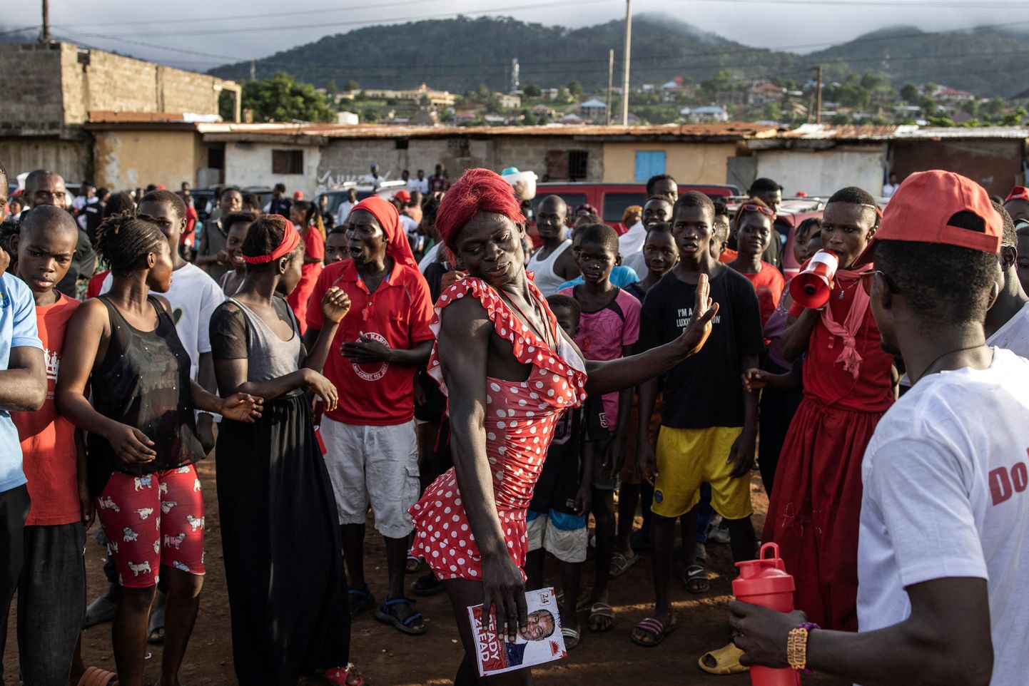 Opositsioonilise Kõigi Rahvaste Kongressi (APC) poolehoidja tantsib valimisüritusel pealinna Freetowni äärelinnas Graftonis